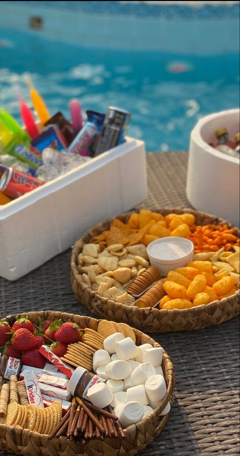 Pool Food Ideas Summer, Pool Picnic, Pool Snacks, Picnic Date Food, Catering Ideas Food, Picnic Date, Healthy Food Motivation, Food Displays, Picnic Food