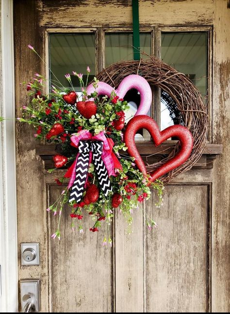 Valentines Day Wreaths Front Doors, Diy Valentines Wreath, Valentine Mantle Decor, Valentines Day Wreaths, Flower Valentines, Valentines Wreaths, Saint Valentin Diy, Diy Valentines Day Wreath, Valentines Bricolage