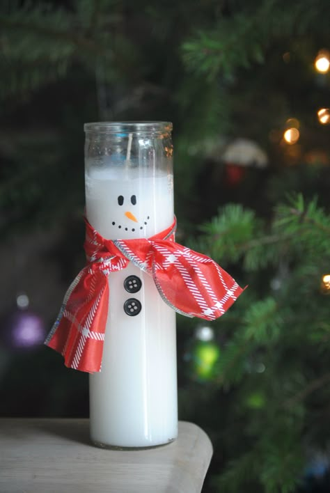 Snowman Pillar Candles Homemade Christmas Candles, Christmas Candle Crafts, Christmas Candle Jars, Diy Snowman Decorations, Diy Snowman Ornaments, Christmas Candles Diy, Tree Candles, Candle Diy, Snowman Candle