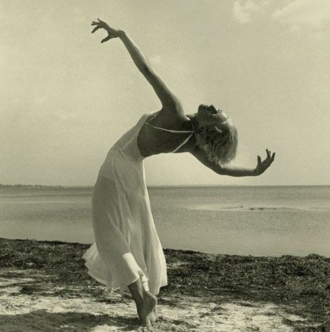 Fritz Uphoff, La ballerina Erika Vogt, 1920. Woman Dancing Freely, Nature Dance Photoshoot, Dancing In Nature, Beach Dance Photography, Dancing Outside, Ballerinas Dancing, Dance Portraits, Woman Dance, Dancing Woman