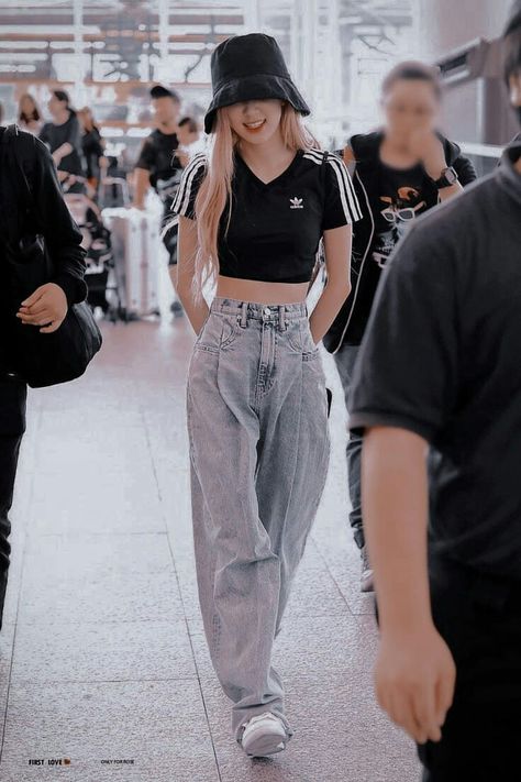 #blackpink #rose .......♡ Blackpink Airport Fashion, Korean Airport Fashion, Looks Adidas, Blackpink Outfits, Outfit Essentials, Stage Outfit, Rose Fashion, K Fashion, Tumblr Outfits