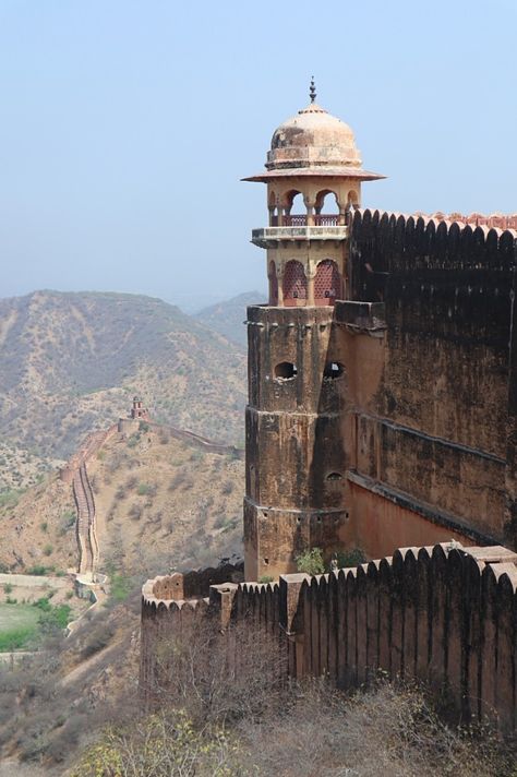 Jaigarh Fort - one of the best forts of Rajasthan Painted Elephants, Monument In India, Chittorgarh Fort, Beautiful Place In The World, Weather In India, Amber Fort, India Travel Places, Agra Fort, Ancient Indian Architecture