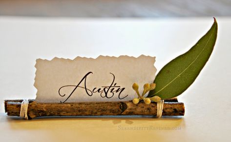 Diy Table Cards, Easy Diy Thanksgiving, Diy Place Cards, Elegant Thanksgiving, Thanksgiving Place Cards, Table Card Holder, Cards Easy, Name Card Holder, Name Place Cards