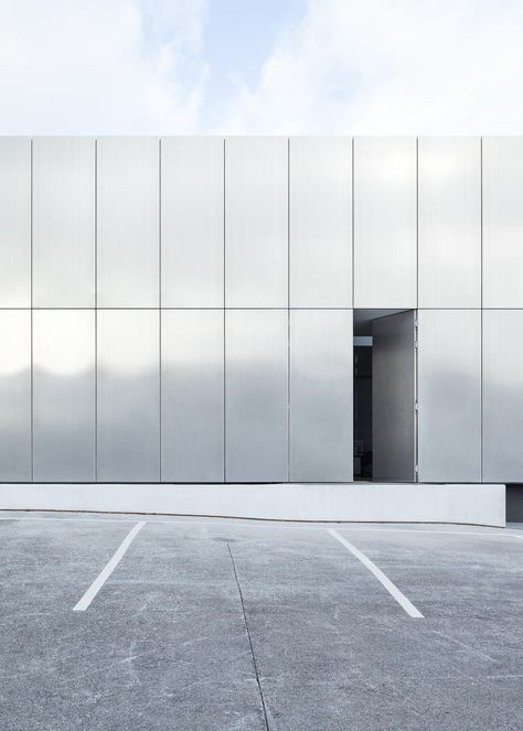 We step into a new warehouse in New Zealand by Fearon Hay Architects Metal Cladding Facade Architecture, Metal Cladding Architecture, Metal Facade Architecture Design, Sandwich Panel Facade, Metal Facade Architecture, Industrial Building Facade, Metal Panels Facade, Warehouse Facade, Steel Facade