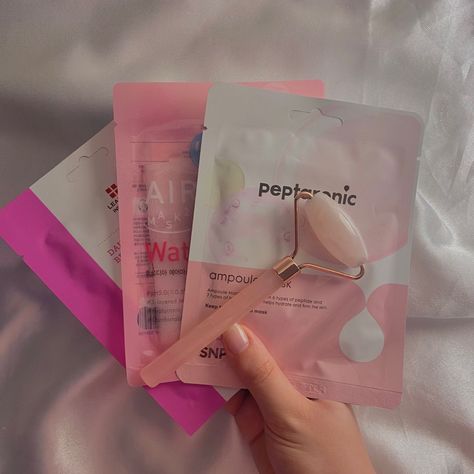 Pretty Face Masks, Aesthetic Face Masks Skincare, Sheet Face Masks Aesthetic, Face Masks Pink, Pink Face Masks, Pink Face Mask Skin Care Aesthetic, Skin Care Mask Aesthetic, Pink Face Mask Aesthetic, Face Mask Asethic