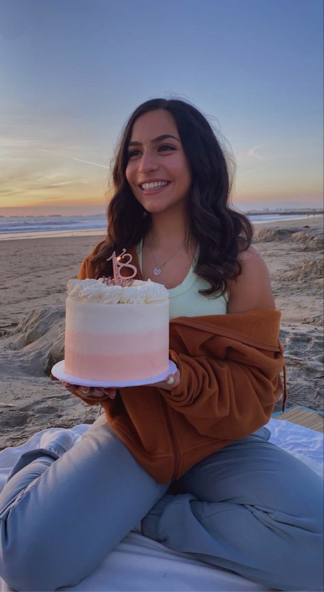 Cute Birthday Pictures With Cake, Birthday Pics On Beach, Birthday Picnic Pictures, Birthday Photos On The Beach, Cake Picnic Aesthetic, 21st Birthday Beach Pictures, Birthday At The Beach Aesthetic, Birthday Photoshoot On Beach, Birthday Pictures At The Beach