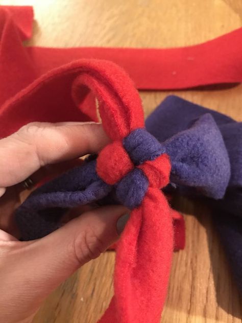 How to make a Homemade Dog's Tug Toy Handmade Dog Toys, Homemade Dog Toys, No Sew Fleece Blanket, Diy Pet Toys, Knotted Rope, Diy Dog Toys, Tough Dog Toys, Dog Enrichment, Diy Braids