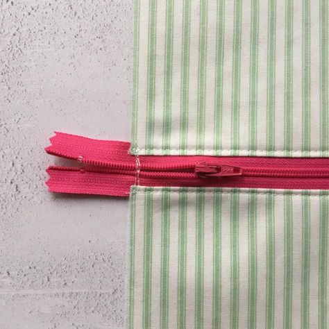 6 Tips - How to Sew Zippers Easily and Quickly | fabric & flowers Sew A Zipper, Recessed Zipper, Diy Cushion Covers, Zipper Tutorial, Diy Pillow Covers, Gardening Inspiration, Sew Zipper, Pouch Sewing, Sewing Machine Feet