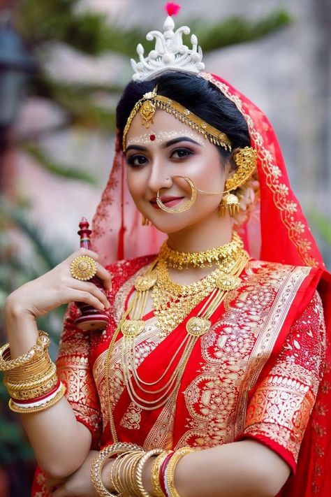 Indian culture is known for its exquisiteness. Every state has its customs be it festivals, weddings, or religious events. Indian bridal looks differ from culture to culture as different religions possess different attire and rituals. The Sikh brides are known for their kalire and chooda on the other hand, Tamilian brides are known for their temple jewelry. From Kashmiri bridal look to Gujarati bridal look, take a look at these Beautiful Bridal Looks from different parts of India Wedding Reception Couple Poses, Bengali Wedding Reception, Bengali Bride Look, Reception Couple Poses, Wedding Reception Couple, Indian Bridal Looks, Indian Bride Poses, Indian Bride Makeup, Bengali Bridal Makeup