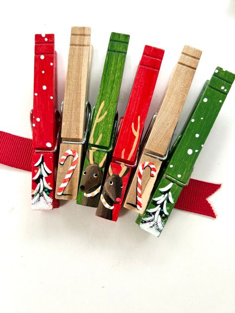 Reindeer Clothespin, Display Christmas Cards, Holiday Card Display, Candy Cane Cards, Clothespin Magnets, Clothespin Art, Christmas Card Display, Christmas Clothespins, Candy Cane Christmas Tree