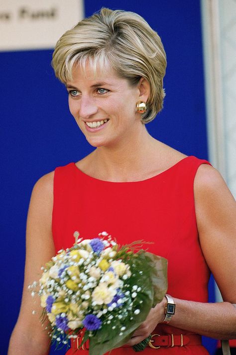 Princess Diana Hairstyles and Cut - Princess Diana Hair Eyeliner Bleu, Diana Haircut, Diana Hair, Princess Diana Hair, Princess Diana Photos, Diana Queen, Princes Diana, Lady D, Elisabeth Ii