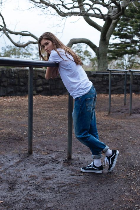 Vans old skools                                                                                                                                                      More Old Skool Outfit, Old School Vans, Casual Denim Jeans, Vans Outfit, Renee Zellweger, Virtual Fashion, Aishwarya Rai, Jennifer Garner, Julia Roberts