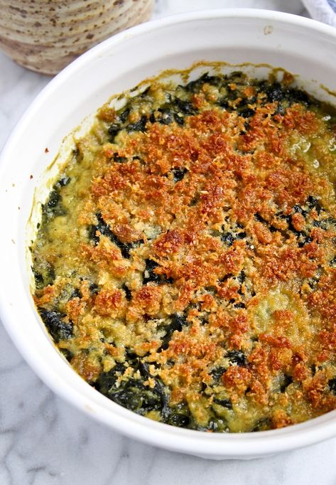 Spinach Rockefeller ~ spinach, bread crumbs, Parmesan, butter and seasonings, baked in a casserole until brown and crispy over creamy spinach. #thehungrybluebird #spinachrockefeller #spinach #rockefeller #casserole #sidedish #holiday #sides Spinach Rockefeller, Rockefeller Recipe, Vegetarian Casseroles, Spinach Side, Spinach Casserole Recipes, Spinach Side Dish, Vegetable Casseroles, Parmesan Butter, Southern Pies