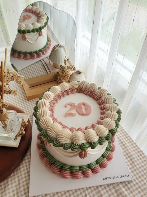 Antique Birthday Cake, Round Cake Piping Ideas, Vintage Icing Cake, End Of Summer Cake, Vintage Layer Cake, Vintage Style Cake Birthday, Circle Birthday Cake Aesthetic, Vintage 30th Birthday Cake, Vintage Cake Circle