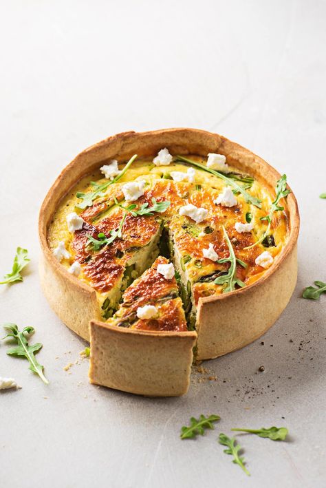 Les quiches sont l’un des meilleurs plans à apporter lors des repas-partage (potlucks) entre amis. La quiche primavera est une des meilleures recettes grâce à son abondance de légumes et à sa tocuhe poivrée grâce à la roquette ou à la fraîcheur de la menthe en garniture. En plus, la quiche a un look d’enfer! #recette #FoodPhotographer #PhotoFood #FoodPhotograph #Foodie #Nutritionniste #Gastronomie Salty Tart, Leek Quiche, Asparagus Quiche, Sauteed Greens, Green Garlic, Egg Dish, Summer Dinner, Quick Dinner, Leeks