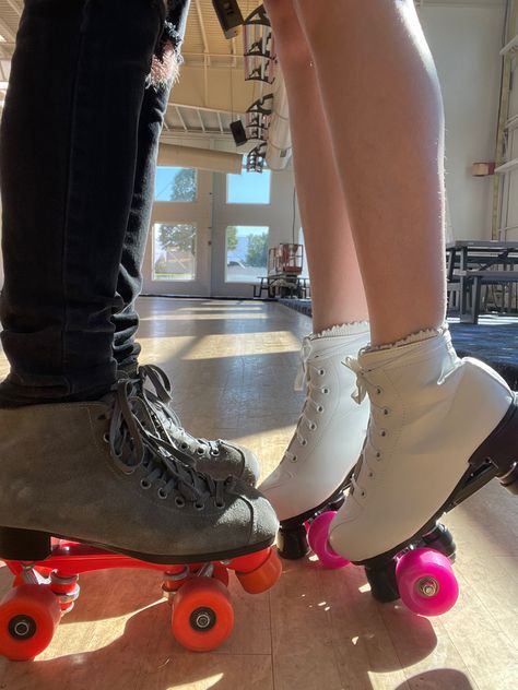 Roller Skating Couple Aesthetic, Rollerskating Date, Roller Skating Couple, Roller Skating Date, Skater Photoshoot, Roller Skates Workout, Skating Couple, Girls Roller Skates, Skate 3