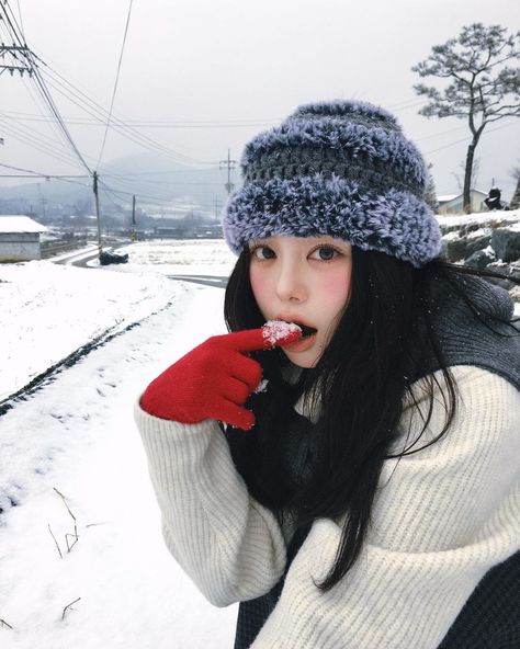 Japan January Outfit, Aesthetic Winter Photos, First Snow Aesthetic, Snow Picture Ideas, Winter Filter, Winter Girl Aesthetic, Snow Outfit Inspo, Nyc Christmas Outfit, China Snow