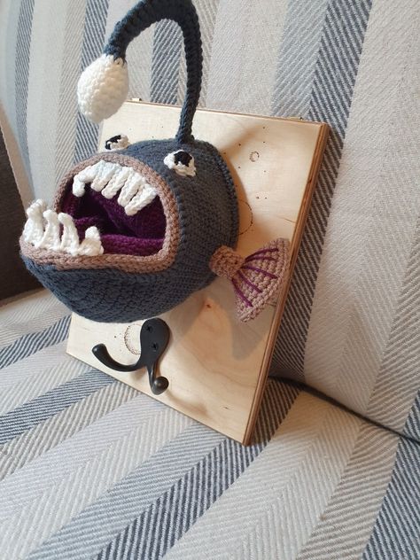 Crochet Trophy, Angler Fish, Crochet Ideas, Straw Bag, Top Handle Bag, Amigurumi, Fish, Sewing, Crochet