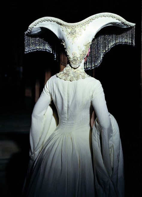 El sueño de Alexandria.   #MesDelCine The Fall 2006, The Fall Movie, Eiko Ishioka, Costume Venitien, Japanese Costume, Yennefer Of Vengerberg, Philip Treacy, Theatre Costumes, Costume Designer