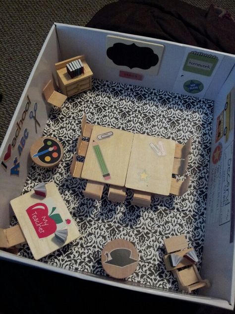 3D Classroom model in a shoebox Shoebox Room, Shoe Box Art, Shoe Box Diorama, Box Craft Ideas, Miniature Classroom, Shoe Box Diy, Shoe Box Crafts, Miniature School, Room Box Miniatures