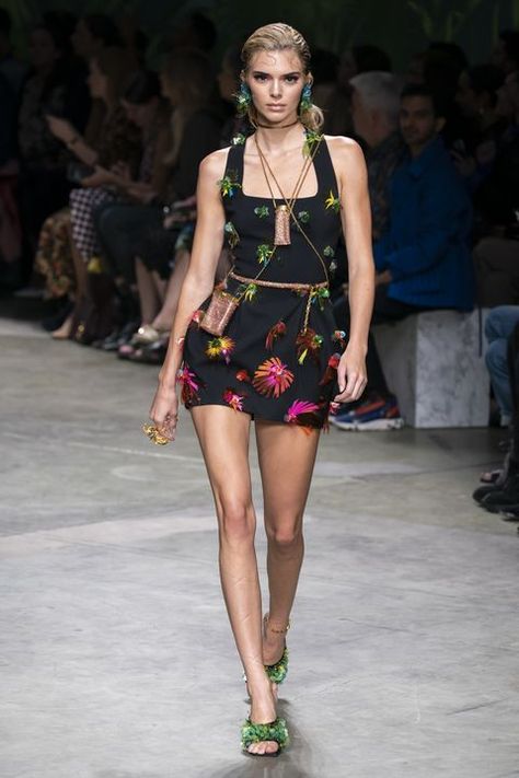 Kendall Runway, Kendall Jenner Runway, Kaia Gerber Style, Milan Fashion Week Spring 2020, Kendall Jenner Photos, Fashion Week Spring 2020, Versace Fashion, 2020 Runway, Glamour Dress