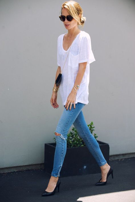 How To Dress Up a V-Neck Tee – 15 Outfit Ideas Mode Tips, Walking Down The Street, Blazer Outfit, Mode Casual, Beauty And Fashion, Inspiration Mode, Looks Style, Mode Inspiration, Look Chic