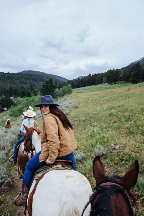 IMG_6138 Horseback Riding Outfit Fall, Horseback Riding Outfit Western, Mountain Cowgirl, Horseback Riding Aesthetic, Horseback Riding Outfit, Ranch Outfits, Big Sky Resort, Ranch Riding, Horseback Riding Outfits