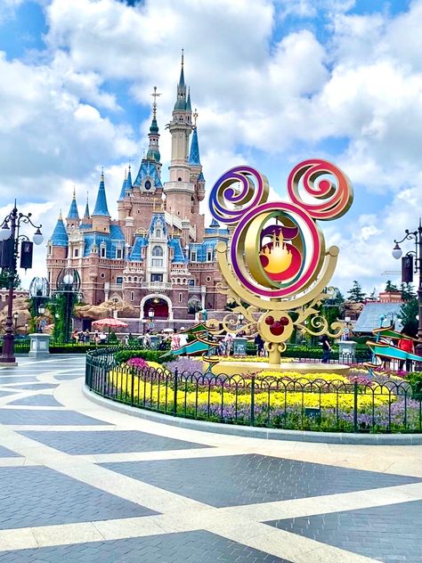 Disney Phone Backgrounds, Shanghai Disneyland, Disneyland Castle, Japan Landscape, Disney Castle, Haunted Mansion, Macau, My Happy Place, Phone Backgrounds