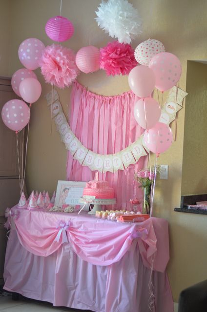 Looks like they achieved this elegant look with plastic table cloths, cut into strips hanging on back wall and gathered on the table. Anniversaire Diy, Ideas Baby Shower, Baby Shower Table, Baby Shower Backdrop, Plastic Tablecloth, Princess Birthday Party, Pink Parties, Girl First Birthday