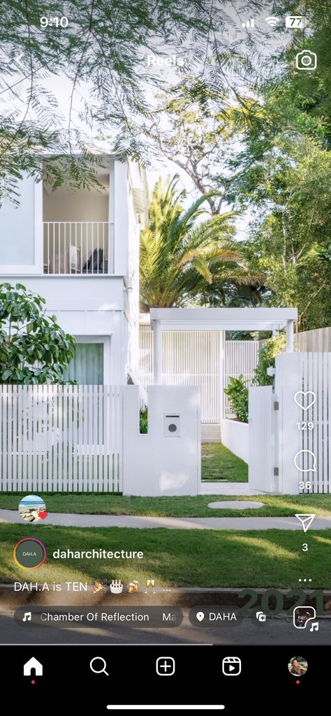 Fence And Gate, House Fence Design, Front Fence, Beach House Exterior, White Fence, Front Yard Fence, Front Gates, Casa Exterior, Front Entrances