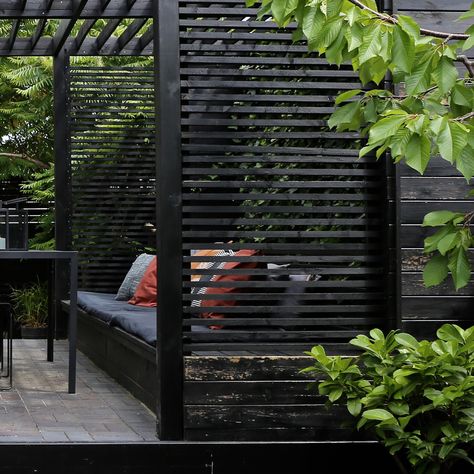 Aita, näkösuoja, rimoitus, musta, rima, moderni piha, pihakatos, pergola --- Modern pergola, privacy screen, black, outdoor, landscaping ideas Pergola Patio Ideas, Store Pergola, Pergola Modern, Black Pergola, Rustic Pergola, White Pergola, Small Pergola, Pergola Diy, Pergola Curtains