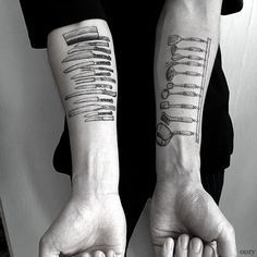 Oozy, a tattoo artist in South Korea, creates beautiful, detailed tattoos depicting the tools that some of his clients use to make a living. Whether they're chefs or craftspeople, the tools are a simple, elegant and beautiful testament to their work and (presumably) their passion. Cooking Tattoo, Culinary Tattoos, Chef Tattoo, Full Hand Tattoo, Tool Tattoo, Food Tattoos, Knife Tattoo, Petit Tattoo, Tattoo People