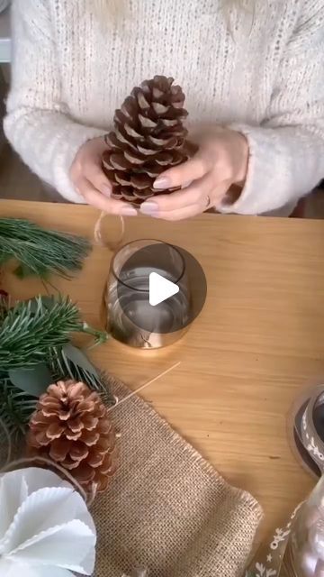 Decorating Pine Cones For Christmas, Pine Decoration Ideas, Pigne Ideas, Christmas Decor Ideas For Living Room Cozy, Christmas Themes Ideas Decorations, Xmas Ideas Gifts, Christmas Craft Videos, Diy Noel Decoration, Diy Santa Decorations