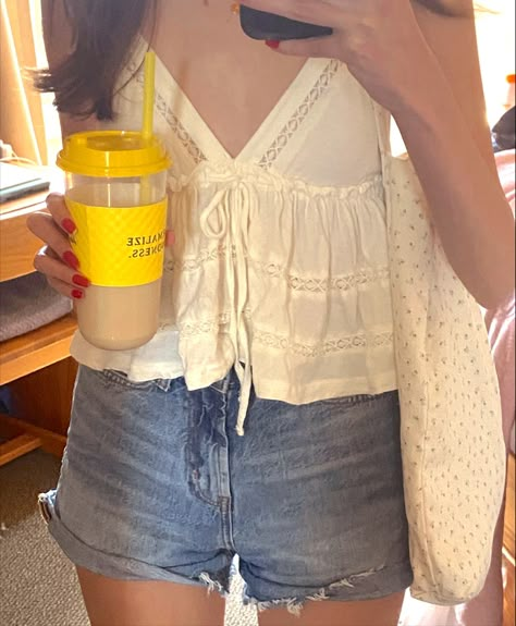 Loose Top And Shorts Outfit, Shirt And Shorts Beach Outfit, Spring Outfits Jean Shorts, White Denim Short Outfits, Everday Fits Summer, Beach Jean Shorts Outfit, Outfit Ideas With Denim Shorts, Beach Outfit Denim Shorts, Flowy Tank Top Outfit Summer