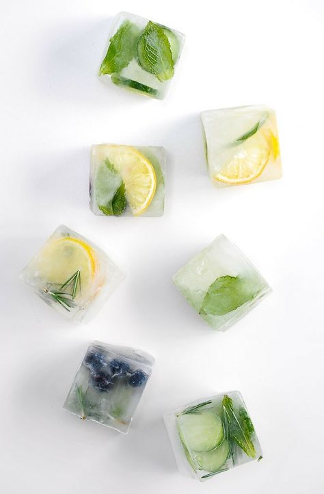 Herb Ice Cubes, Ice Cube Recipe, Floral Ice Cubes, Flower Ice Cubes, Flavored Ice Cubes, Flavored Ice, Floral Ice, Flower Ice, Infused Water Recipes