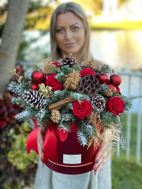 Christmas Floral Decorations, Christmas Flower Centerpieces, Flower Delivery Box, Christmas Floral Arrangements Diy, Christmas Arrangements Centerpieces, Holiday Flower Arrangements, Christmas Floral Designs, Navidad Natural, Christmas Flower Decorations