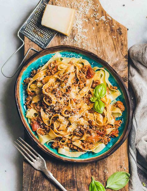 This classic bolognese sauce from Marcella Hazan sets the gold standard in pasta sauces. Marcella Hazan Bolognese, Pasta Bolognese Recipe, Tagliatelle Bolognese, Bolognese Sauce Recipe, Marcella Hazan, Resep Pasta, Pasta Bolognese, Bolognese Recipe, Bolognese Sauce