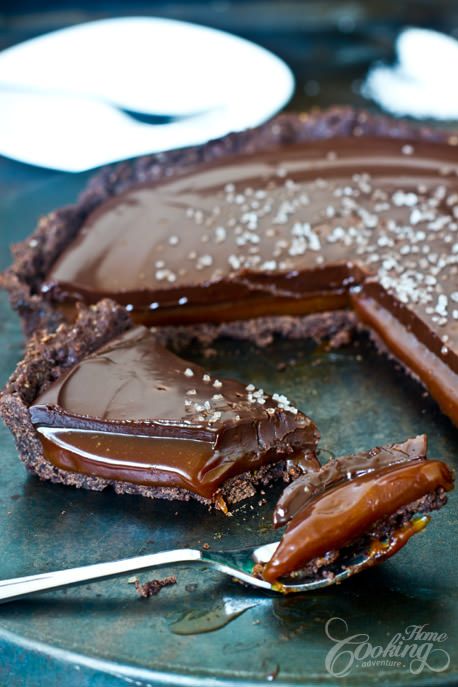 Chocolate Salted Caramel Tart Sophie why don't you practice this and see if we like it well enough to serve for Christmas dinner? Dolce Poche Calorie, Salted Caramel Tart, Chocolate Caramel Cake, Almond Crust, Postre Keto, Caramel Tart, Keto Cake, Low Carb Sweets, Caramel Cake