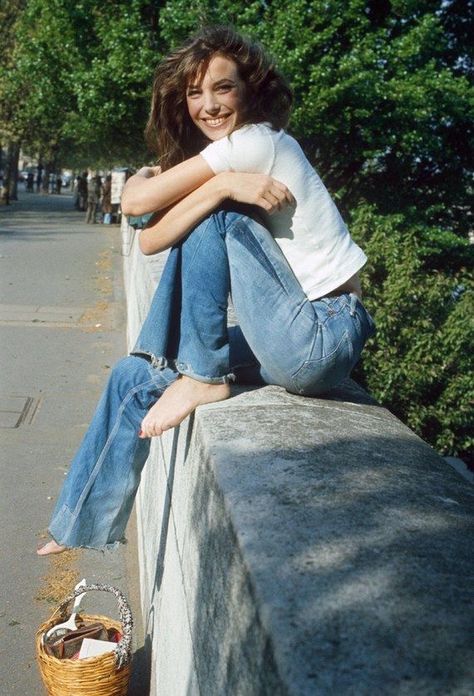 Style Jane Birkin, Jane Birkin Basket, Jane Birkin Style, Charlotte Gainsbourg, Serge Gainsbourg, 사진 촬영 포즈, Pretty Pins, Jane Birkin, Outfit Trends