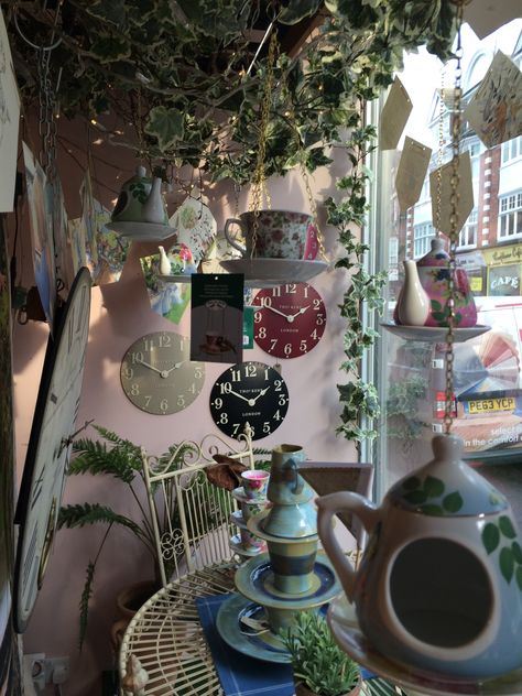 Alice In Wonderland Window Display, Alice In Wonderland Inspired Room, Alice In Wonderland Coffee Shop, Alice In Wonderland Room Aesthetic, Madeline Hatter Aesthetic, Alice In Wonderland Interior Design, Alice In Wonderland Interior, Hatter Aesthetic, Wonderland Bathroom