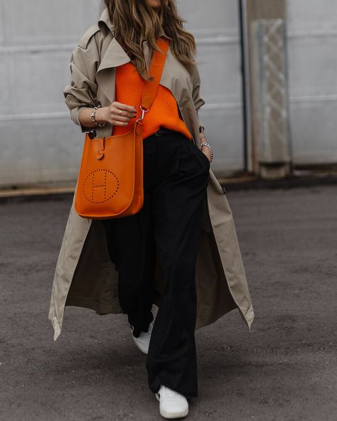 Image by woahstyle.com Orange Outfits, Trench Beige, Orange Outfit, Orange Sweaters, Looks Black, Orange Bag, Fashion Top, Orange Fashion, 가을 패션