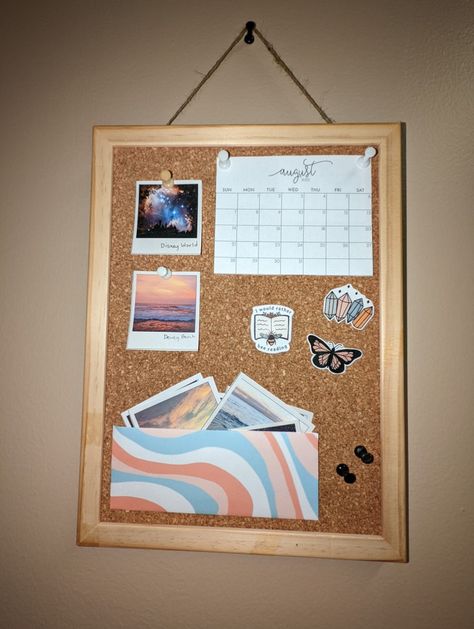 What To Put On A Cork Board, Cork Notice Board, Cork Board Display Ideas, Things To Put On A Pin Board, Bulliten Board Design Bedroom, Boho Cork Board Ideas, Mini Bulletin Board Ideas, Bulliten Board Design Aesthetic, Cork Board Organization Ideas