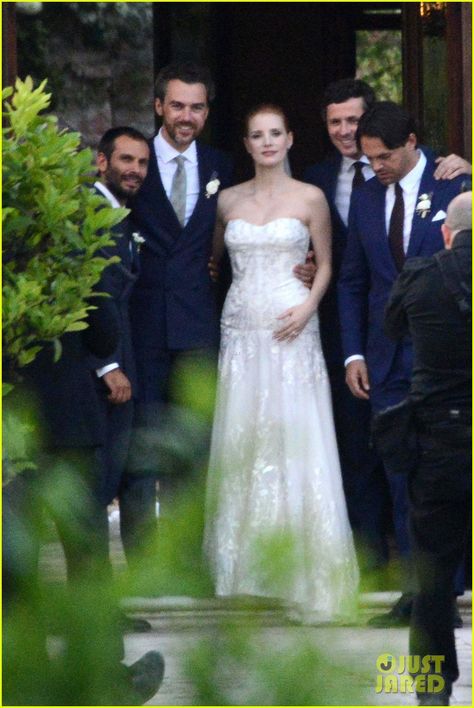 Jessica Chastain's Wedding Photos Revealed - See Her Dress! Wedding Dress 40 Year Old Bride, Famous Brides, Celebrity Wedding Photos, White Bridal Gown, Celebrity Bride, Riccardo Tisci, Hollywood Wedding, Celebrity Wedding, Vintage Weddings