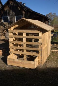 Make your own coop from free pallets...See mine! Pic Heavy | BackYard Chickens - Learn How to Raise Chickens Pallet Coop, Chicken Coop Pallets, Easy Chicken Coop, Backyard Chicken Coop Plans, Diy Chicken Coop Plans, Chicken Coup, Backyard Chicken Farming, Coops Diy, Coop Design