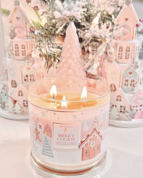 New Room Ideas, Christmas Pastel, Pastel Candle, Christmas Dreaming, Pink Xmas, Pink Christmas Decorations, Christmas Feeling, Christmas Inspo, Christmas Wonderland