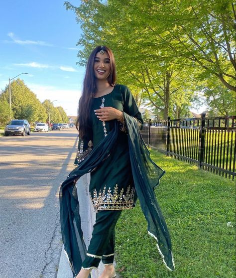 Pakistani Clothes Aesthetic, Asian Clothes Pakistan, Modern Punjabi Outfits, Bengali Dress, Indian Suits Punjabi, Asian Suits, Pakistan Clothes, Desi Fits, Asian Clothes