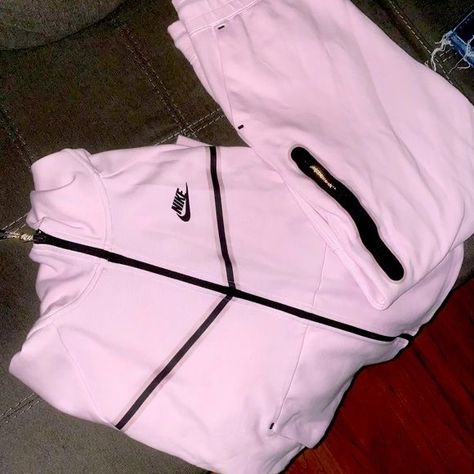 Nike Tech Tracksuits Woman, Pink Nike Tech Fleece, Pink Tech Nike, Pink Nike Tech Outfit, Tech Nike Girl, Nike Fitness Outfits Women, Ensemble Nike Rose, Ensemble Nike Tech, Nike Tech Fleece Drip Girl