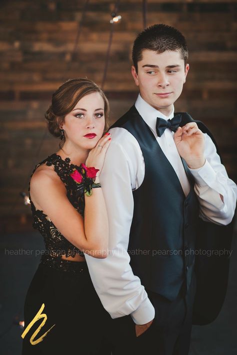 Poses Homecoming, Couples Prom, Prom Photography Poses, Homecoming Poses, Prom Pictures Couples, Prom Picture Poses, Pose Portrait, Homecoming Pictures, Prom Photoshoot