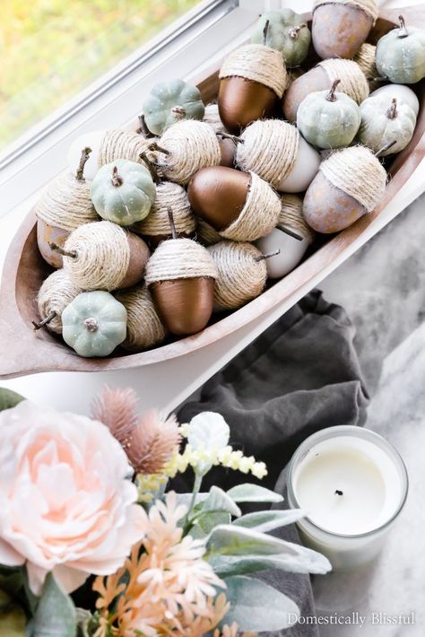 These DIY Neutral Acorns are made from Easter eggs and turned into beautiful fall decor for your home. Diy Osterschmuck, Acorn Decorations, Fall Acorns, Thanksgiving Decorations Diy, Deco Nature, Dekor Diy, Diy Thanksgiving, Easter Decorations Dollar Store, Farmhouse Fall Decor