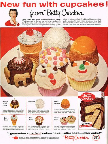 Cute vintage ad for Betty Crocker that shows how to decorate cupcakes. Description from pinterest.com. I searched for this on bing.com/images Betty Crocker Cake Mix, Betty Crocker Cake, Bizarre Foods, Vintage Baking, Vintage Dessert, Easy Cupcakes, Vintage Cooking, Monat Hair, Vintage Food